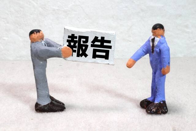 報告書を提出している絵